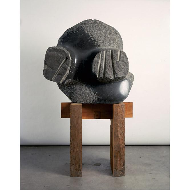 玄武岩を使い、抽象的な彫刻作品としたノグチの「捜すもの、捜し出したり」（1969年）。イサム・ノグチ《捜す者、捜し出したり》 1969年、玄武岩、94.0×100.3×49.8cm、 イサム・ノグチ財団・庭園美術館（ニューヨーク）蔵 ©The Isamu Noguchi Foundation and Garden Museum, New York/ARS–JASPAR Photo: Kevin Noble