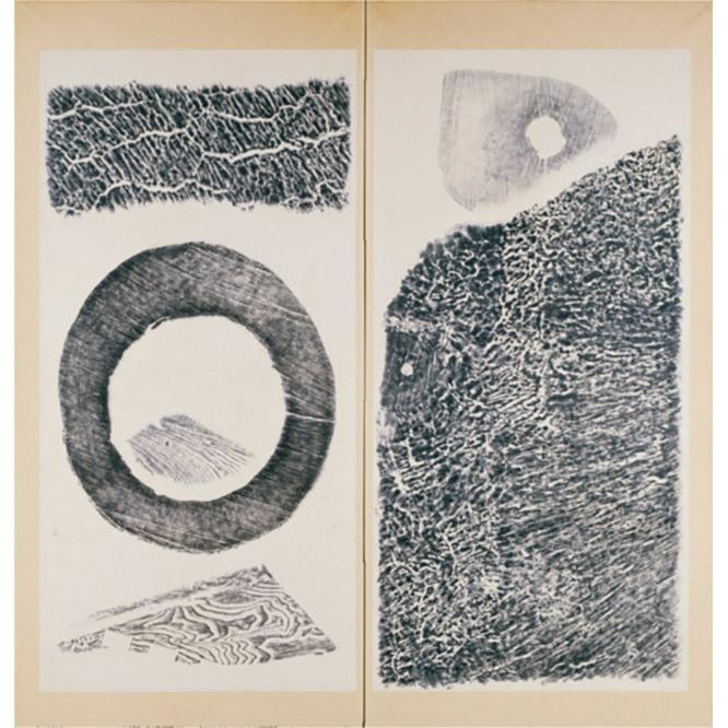 切り株や木片の地肌を直接紙に写し取る拓刷りの技法を用いた長谷川の作品「自然」（1953年）。 長谷川三郎《自然》 1953年、紙本墨、拓刷、二曲屏風一隻、各135.0×66.5cm、 京都国立近代美術館蔵 （展示期間：1月12日～2月13日）