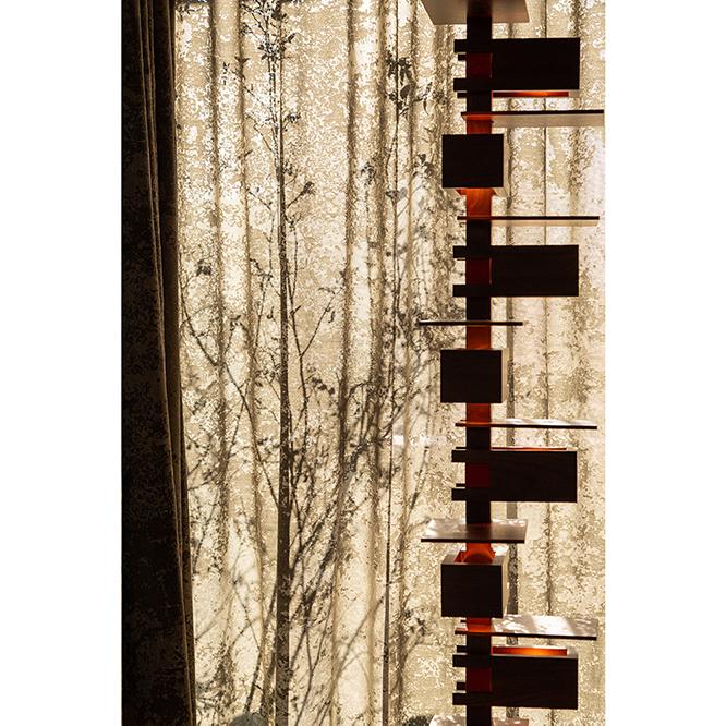 西陣織のカーテンは、このプライベートダイニングのために制作されたもの。テラスの植物が影を落とす。　photo_Manami Takahashi