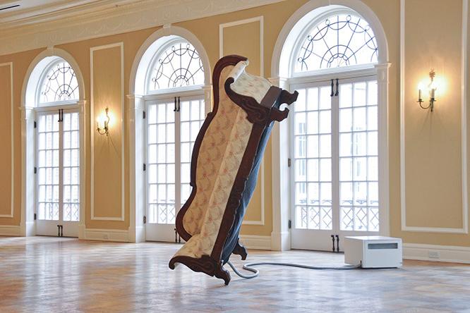 ジェイコブ・トンスキーの作品《Balance From Within》。ソファは床と完全に固定されているわけではなく、外側と内側の動力を受けながら絶妙にバランスを保っている。　©Jacob Tonski