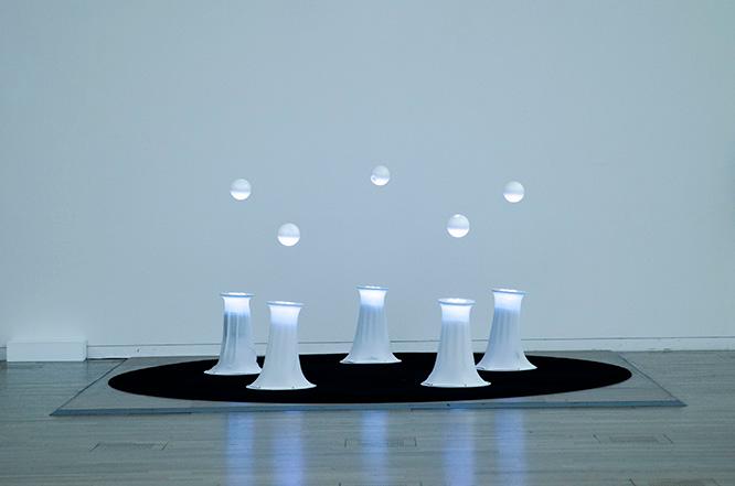 光の球がふわふわと漂う《ObOrO》はRyo Kishiの作品。　©ryo kishi