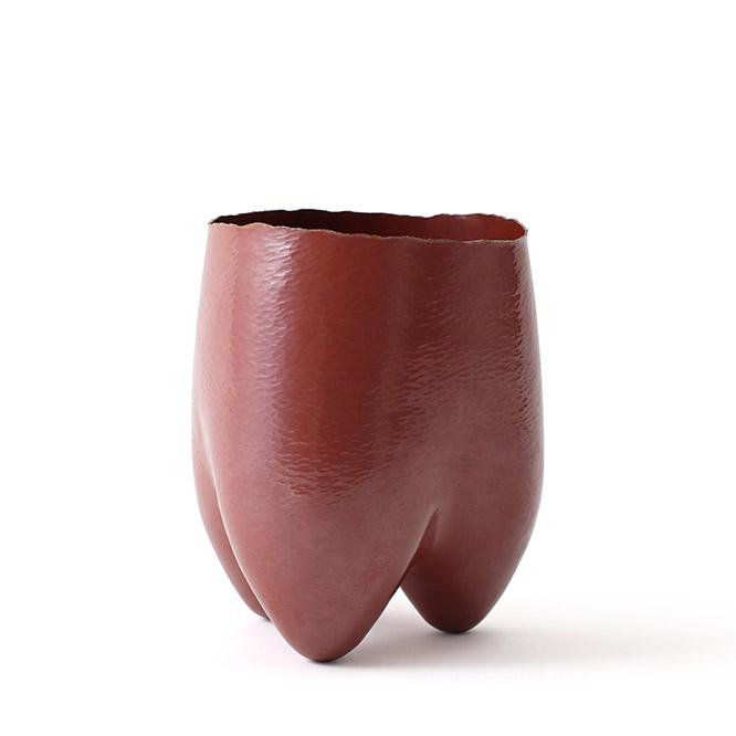 井尾 鉱一, 日本『Three Legs Vase』煮色仕上げの銅、165 x 170 x 245 mm 2018年　4,000年前から伝わる打ち出しの技術を用いて、一枚の金属板から作られる。