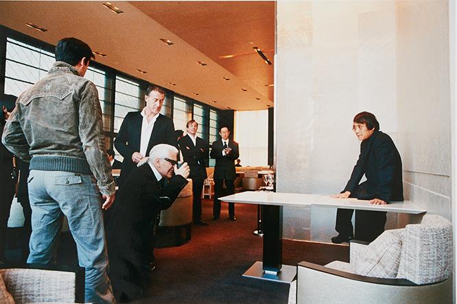 2005年、〈シャネル 銀座〉オープニング時に来日したカール。安藤忠雄との対談の最中、突然カメラを構え、安藤のポートレイトを撮影した。　photo_Aya Tokunaga（kiki inc.）
