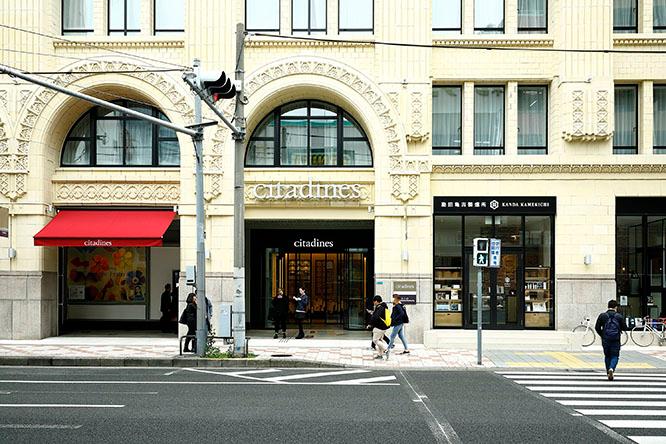 世界各地に宿泊施設を保有するアスコット社が運営する〈シタディーンなんば大阪〉。現在、大阪のメインストリートは御堂筋だが、この建物がほぼ現在の形となった1937年（昭和12）当時は堺筋が一番大きな通りで、いくつもの百貨店が建ち並んでいた。