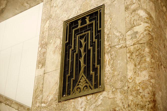 通気口のデザインのモチーフは、古代ギリシア以来、建築物の装飾に使用されてきた植物・アカンサス。