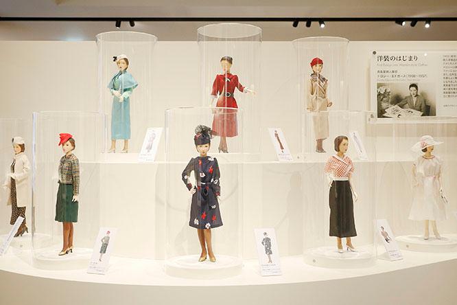 昭和初期に、高島屋の専属デザイナーだった、アメリカ人のドロシー・エドガースによる婦人服を、デザイン画や写真を参考に再現。