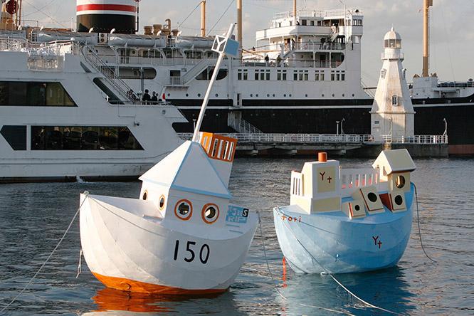 日比野克彦《種は船　Y150丸》2008年（左）、《種は船　横トリ丸》2008年（右）