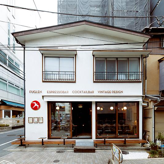 富ヶ谷、浅草などに店を構えるオスロ発のコーヒーショップ〈Fuglen Tokyo〉。フレデリックが富ヶ谷の店を訪れ、「まるで自国にいるようにホッとした」ことからファンになり、今回のコラボが実現。
