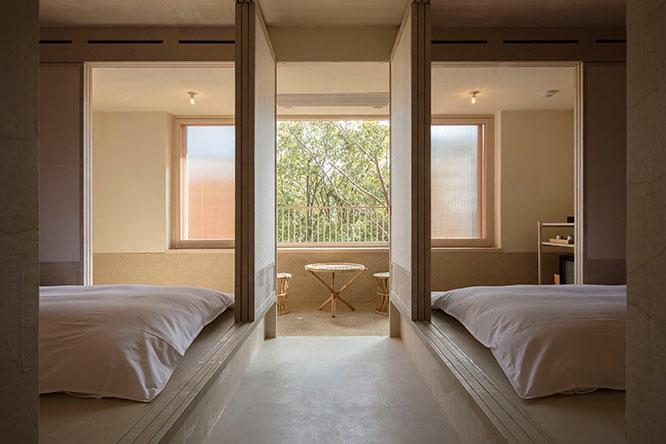 部屋の左右に小上がりのベッドスペースが配されたスタンダード2ベッドルーム。障子を閉じれば、こちらも「和紙に包まれた繭」のような寝室が現れる。