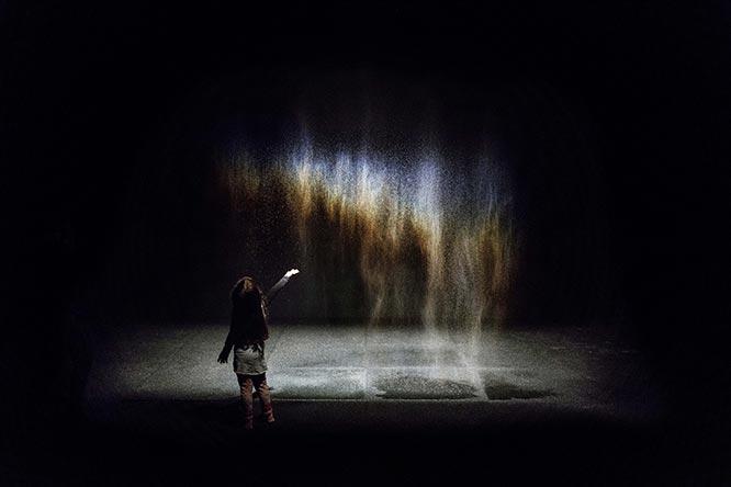 《Beauty》© 1993 Olafur Eliasson　闇、スポット照明、水からなる気象現象的な作品。霧と、角度によって虹が見える。