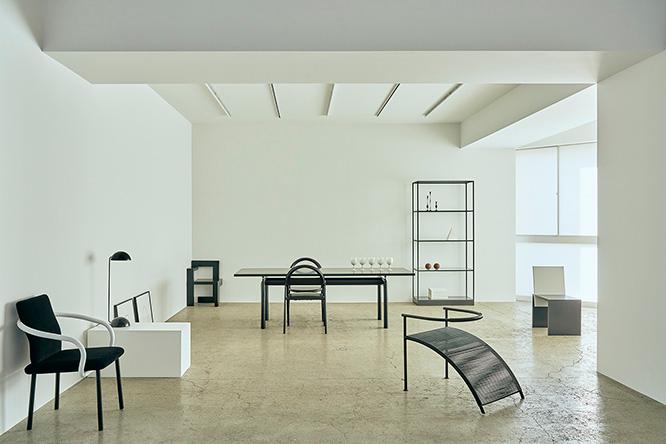 時代も国籍も様々なデザイナーが手がけた家具が、白い光に包まれた空間にコーディネートされている。