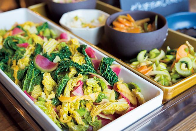 新鮮な鎌倉野菜を使った「とれたて地元野菜のサラダ」は毎日登場。盛り放題で200円。