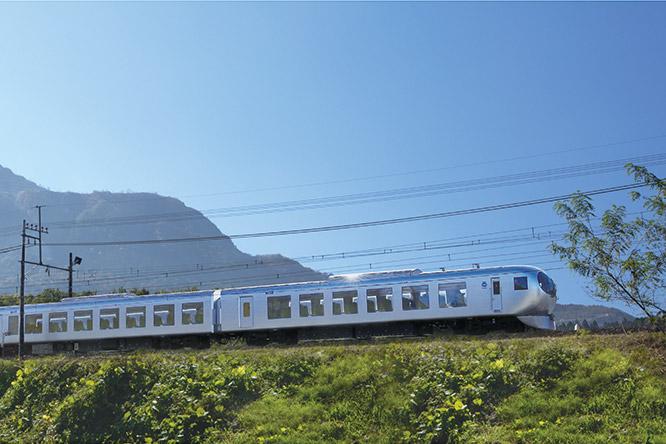 武甲山を背景に疾走する新型特急車両001系。愛称である〈Laview〉は、贅沢（Luxury）なリビング（Living）のような空間と、矢（arrow)のような速達性、大きな窓から移りゆく眺望（view）といった意味が込められている。