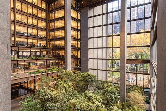 改築が完了した〈フォード財団ビル〉。オフィスビルに包み込まれた吹き抜けに、緑の空間が広がる。オリジナルの姿に忠実だ。　photo_ Simon Luethi / Ford Foundation