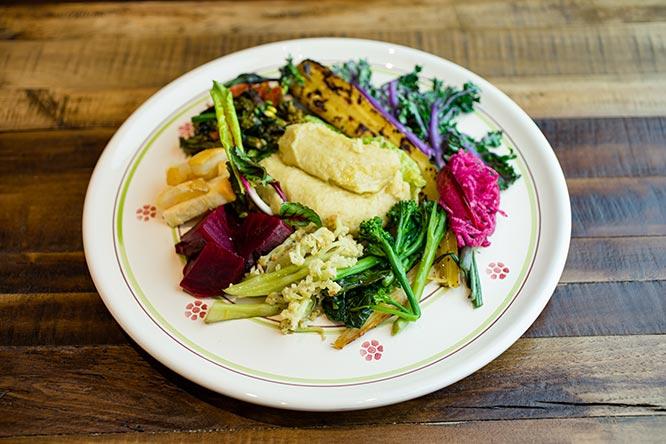 ひと皿に10種類以上の野菜を盛り込んだ「プーリアのソウルフード『プレディファーべ』有機野菜と共に」1,650円。