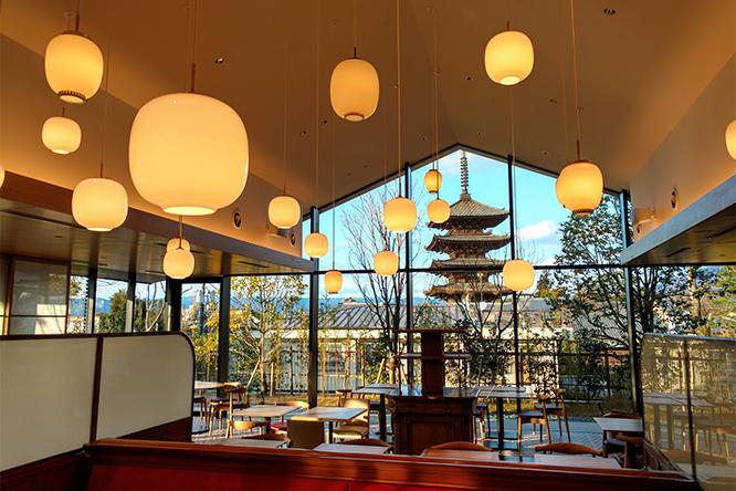 〈ブノワ京都〉の什器や皿はフランスのアンティークが使われている。印象的な大きな窓から、八坂の塔が覗いている。