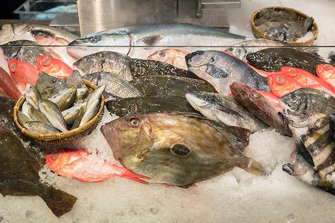 魚介は豊洲市場を通さず、小田原漁港から毎朝直送される鮮魚を使用。鮮度の良さはもちろん市場に出回らない小さなサイズの鯵など、その土地でしか味わえない地場の魚が入荷するのも魅力だ。