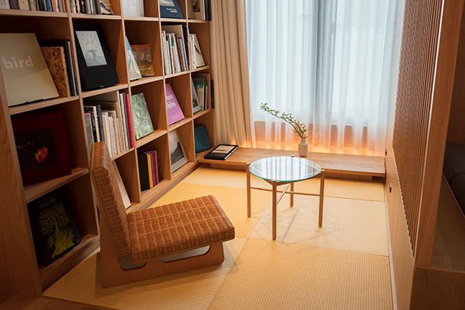 畳の間には座椅子が置かれ、ここでゆっくりと読書を。書棚の本は〈MUJI BOOKS〉がセレクトを監修。