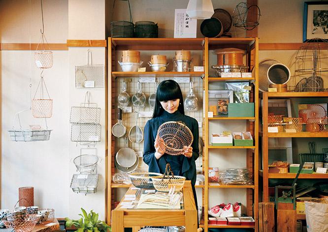 Our shopkeeper KASHIYUKA is entranced by kitchen utensils – baskets, tofu scoops – everyday lifestyle items constructed entirely by hand out of thin wire, called Kyo-Kanaami. Here, at Tsujiwa-Kanaami, a shop established in 1933, she’s “…transfixed by the beauty of craft carried out faithfully, again and again over time.”