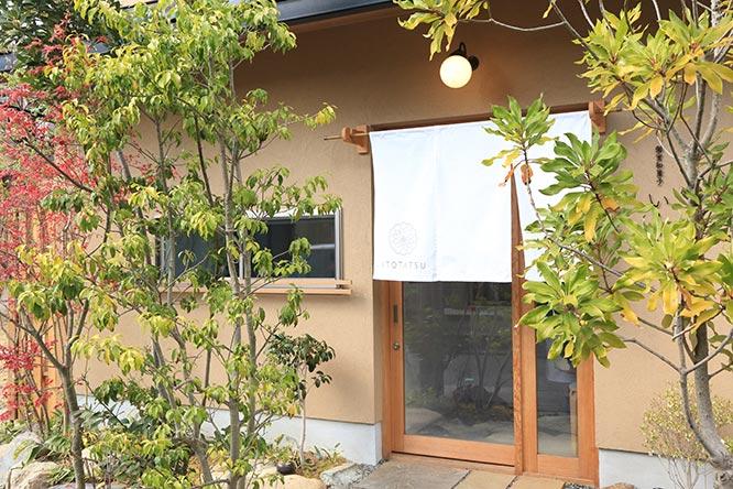 京福電鉄「妙心寺」駅から徒歩5分ほど。閑静な住宅地の一画にある。