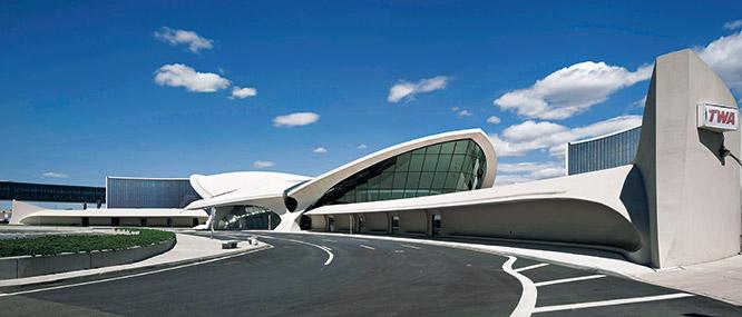 サーリネンによる未来的でアイコニックな姿は、空港建築のまさに白眉。巨匠建築家ロバート・A・M・スターンは「ジェット時代のグランドセントラル駅」と絶賛した。