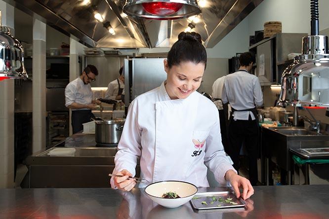 〈グッチ オステリア〉総料理長のカリメ・ロペス。日本やペルー、イタリアなど世界のトップレストランでキャリアを積んだ実力派。　photo_Vanessa Vettorello