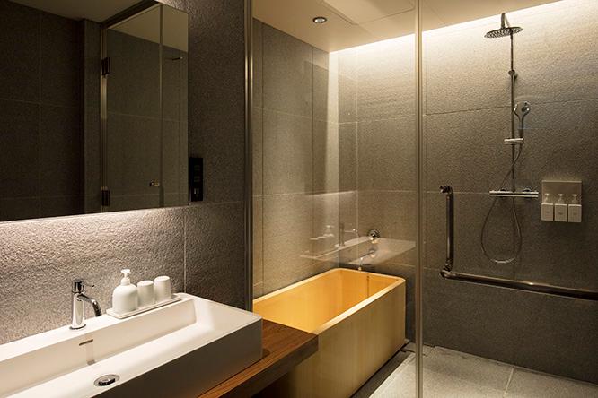 なんと言っても「タイプI」はホテル唯一のヒバのお風呂があるのが魅力。シャワーはグローエ社のハンドシャワーとオーバーヘッドシャワーが全室に標準装備されている。