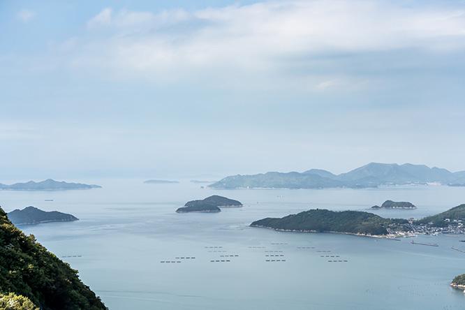 高松の屋島山上から瀬戸内海の島々を見下ろしてみる。このおだやかな風景と刺激的なアートがごく自然に共存しているのが『瀬戸内国際芸術祭』の面白いところだ。