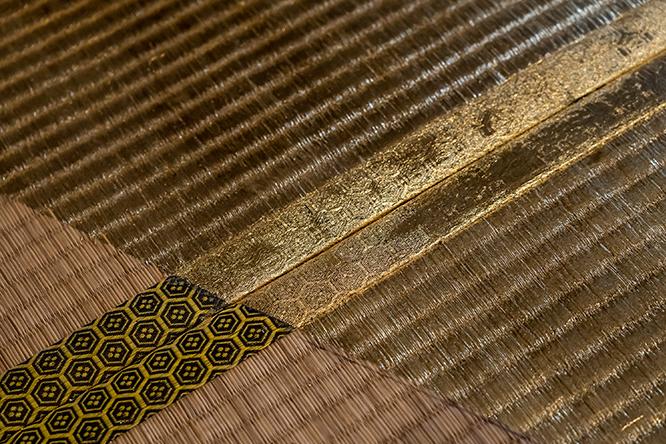 畳にまで箔が丁寧に施されている。作品には金箔と真鍮箔が使われており、すべて京都からやってきた職人たちが手がけた。