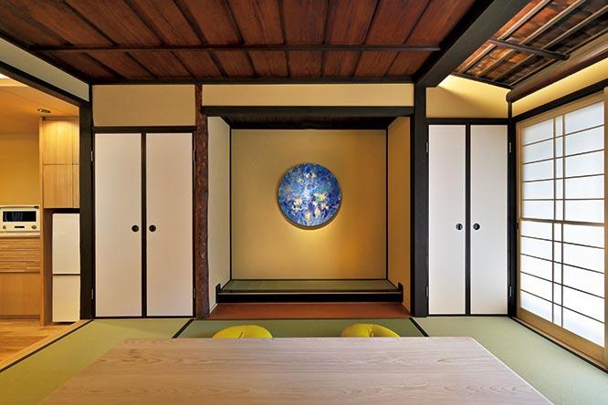 掘りごたつ式の和室。床の間には美術作家・植田志保のアートピースが。