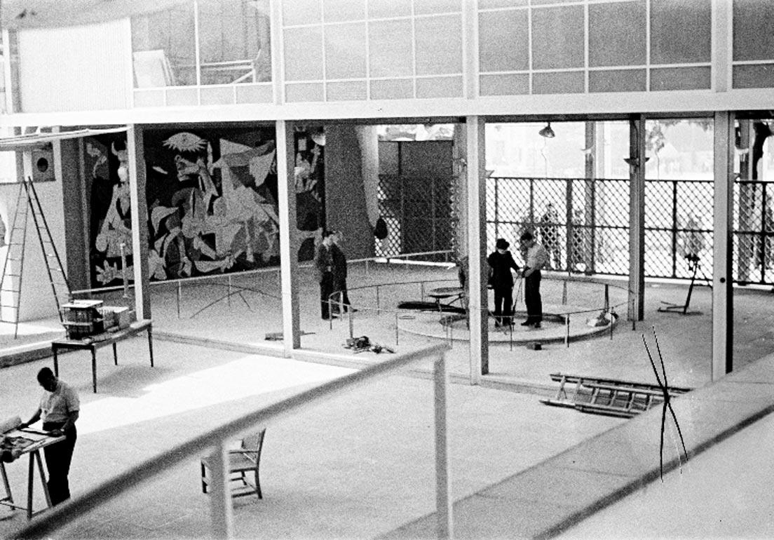年表資料のひとつ。完成した《ゲルニカ》が1937年のパリ万博においてスペイン館で公開された時の様子。(c) José Lino Vaamonde Valencia. MNCARS, Madrid. Donación J. Vaamonde Horcada (2001) 