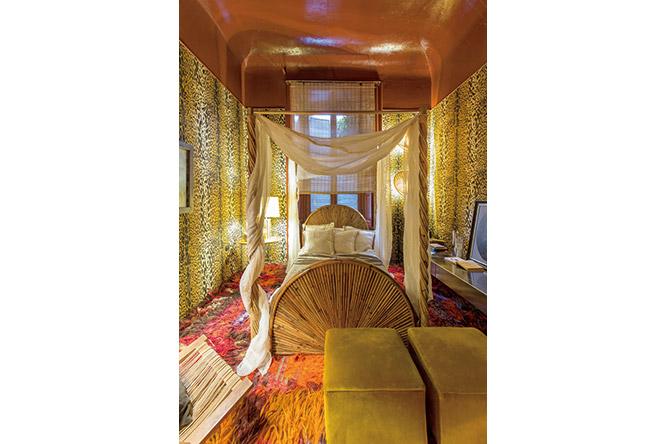 Visioni by DIMORESTUDIO　インゴ・マウラーの照明やポール・ケアホルムのチェアも置かれた寝室。
