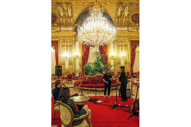 フランスのアーティスト、サラ＝ジャンヌ・ジエグレによる食後のプライべートコンサートを楽しむ二人。