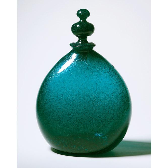  世界的にも知られる「小谷ブルー」のボトル。細かい気泡の入ったガラスは海の底のような景色を見せる。