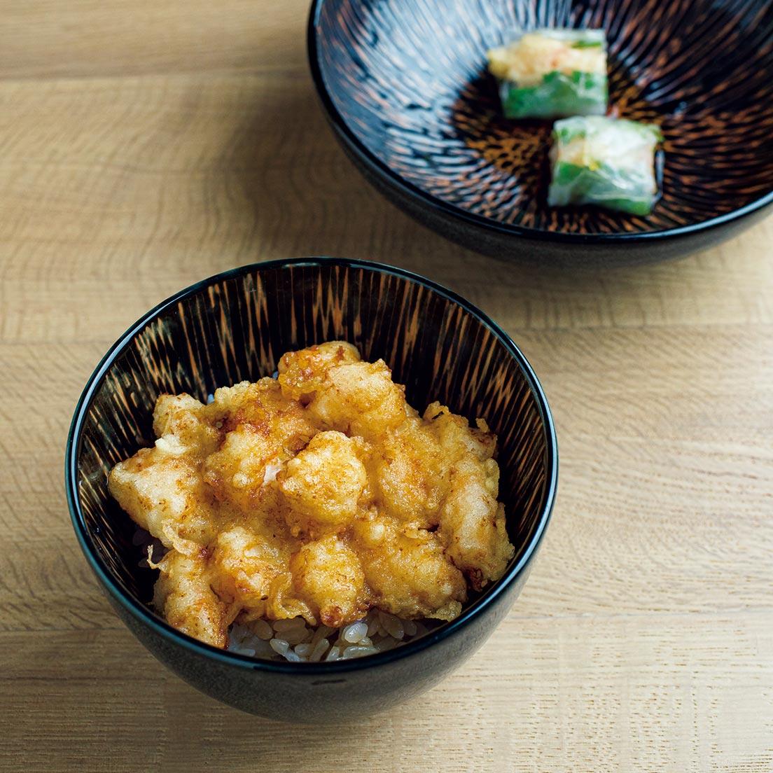 天丼、海老のライスペーパー巻き（写真の料理は12,000円のコースの一例）。