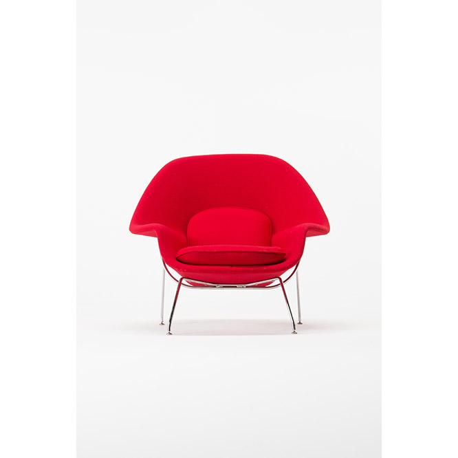 バウハウスの主要なデザイナーの家具を製作しているKnoll社では、建築家でもあり、デザイナーのエーロ・サーリネンの椅子も手がけている。《ウームチェア》は、胎児のように、座面に脚を上げてくつろぐことができる作りに。しかも名前のウームは「子宮」を意味するから納得だ。