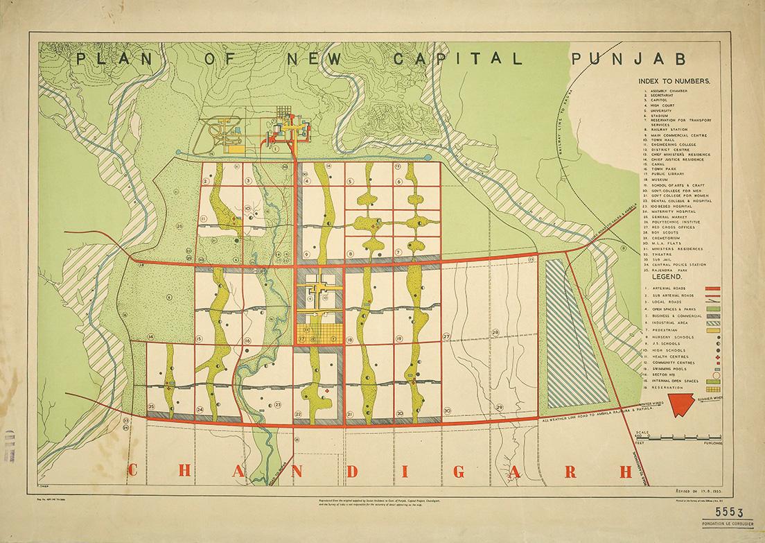 チャンディガールはインド北部パンジャブ州の州都。キャピトル・コンプレックスは、人体をモチーフにした都市計画の頭の部分に当たり、北東端に位置している。Master plan of Chandigarh showing numbered sectors, drawn in 1951 revised in 1953. ©FLC/ADGP