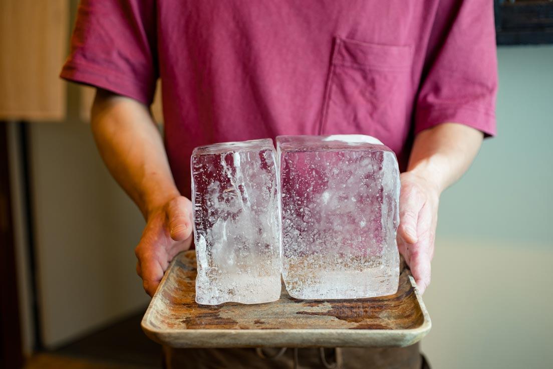 天然氷は日光〈四代目徳次郎〉から取り寄せている。去年、暖冬だったため、天然氷の生産量は少なく、希少だ。