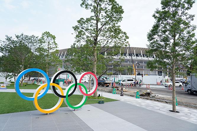 〈JAPAN SPORT OLYMPIC SQUARE〉に設置された五輪シンボルマークから〈新国立競技場〉をのぞむ。