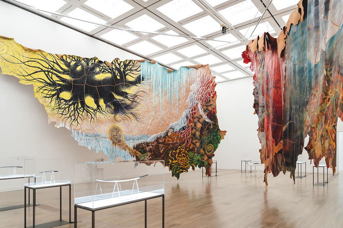 「刀剣×鴻池朋子」の展示風景。天井から幅24メートルの《皮緞帳》（2015年、高橋龍太郎コレクション）が下がる。