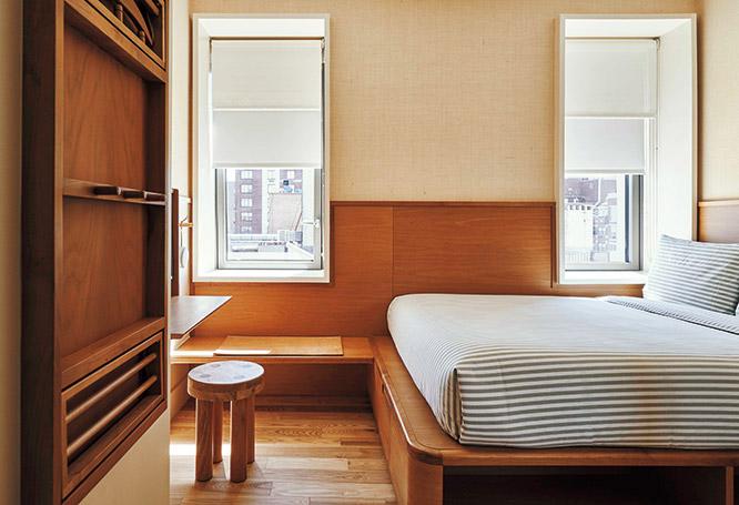 クイーンルーム。ミニマムでコンパクトな客室は日本の影響とか。家具はチェリーウッド材。エース系列なので、二段ベッド部屋もあり。仲間同士の相部屋に！