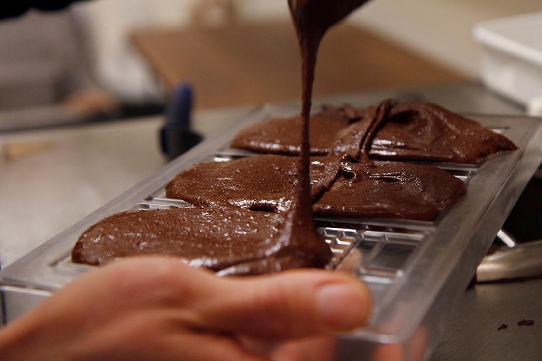国内外の三つ星レストランなどで腕を磨いた職人たちがカカオ豆の個性を追求、チョコレートに仕立てている。