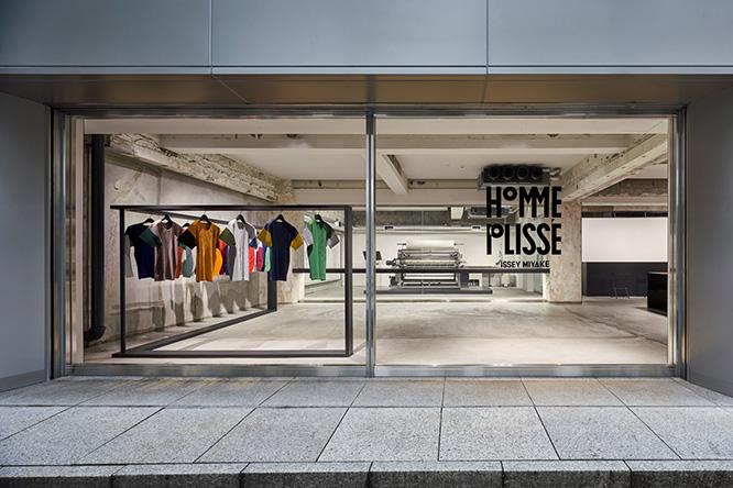 〈TOCCA STORE 青山本店〉跡地にオープンした、〈HOMME PLISSÉ ISSEY MIYAKE〉初の旗艦店。最新コレクションのフルラインに加えて、店舗限定となるオープン記念商品も揃っている。