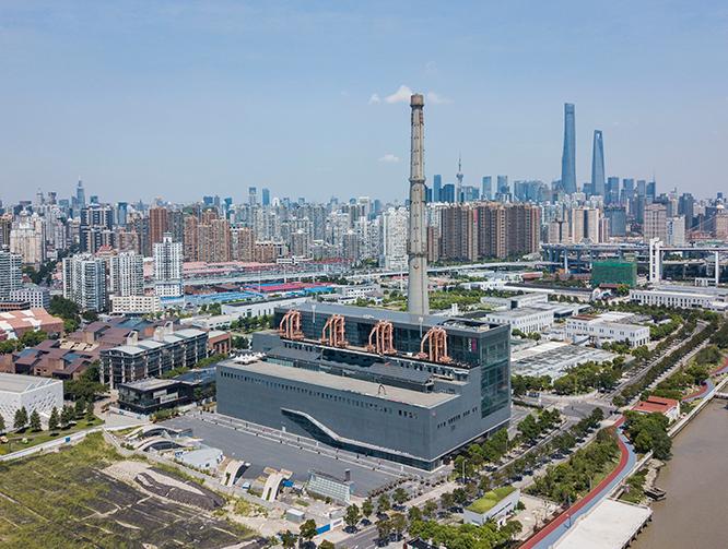 会場の〈上海当代芸術博物館〉。発電所を改修した美術館なので、英文名は「The Power Station of Art」になる。