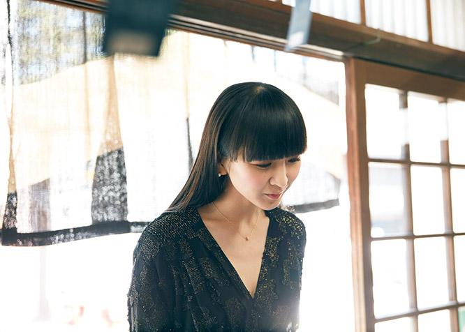 “The intricate, decorative knobs on the lids, shaped like bells, plum blossoms and such are fantastic,” says KASHIYUKA.