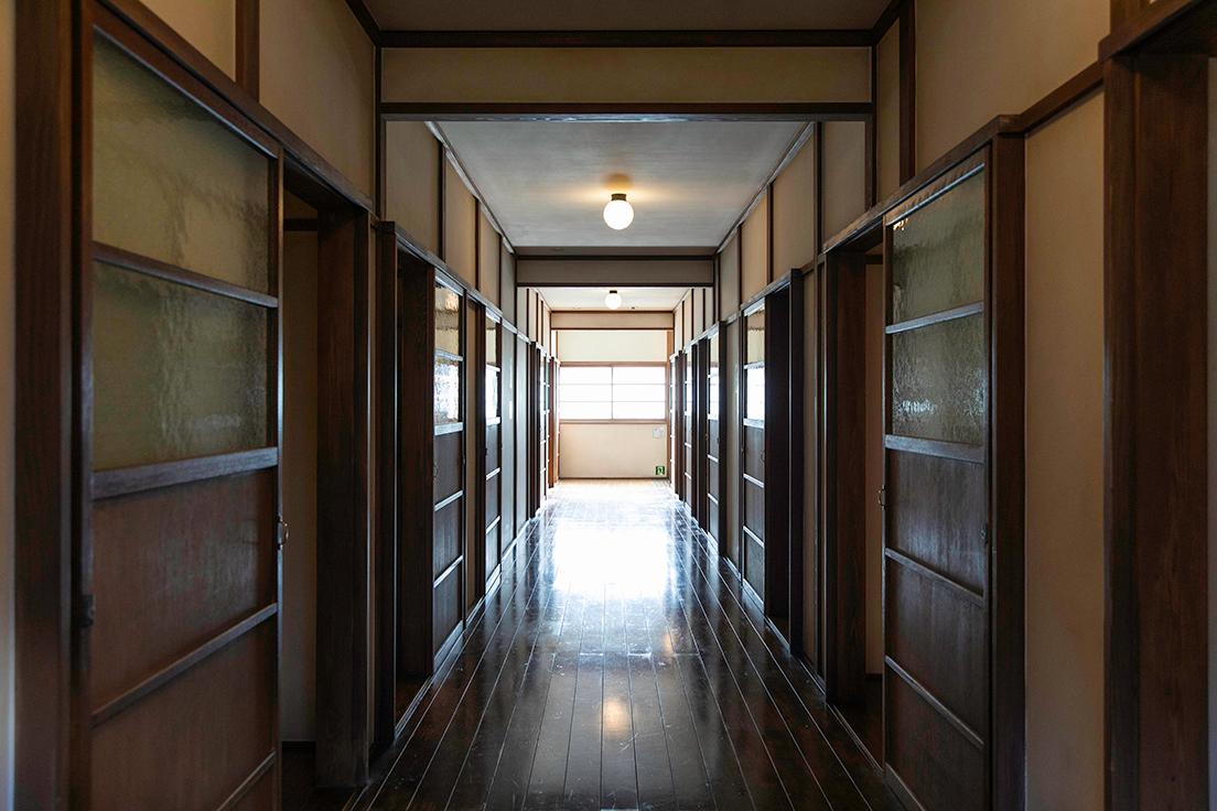 2階の廊下をはさんで、パネル展示、体験、再現と、異なる趣向をほどこした居室が並ぶ。椎名町の歴史を紹介する常設展示室も。