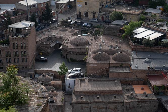 旧市街地で目を引くのは、レンガで作られた公衆のハマム（公衆浴場／Abano Street, Tbilisi）だ。
