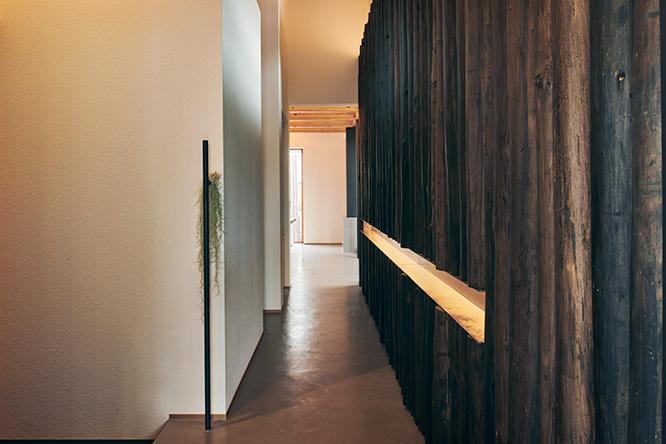 廊下にも間伐材を採用。「普通は使わないあばれのある木材を、棟梁の職人技でうまく収めてもらった」と矢藤さん。
