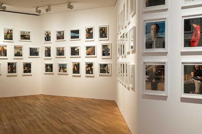 ギャラリーの壁にぐるっと展示された写真群。