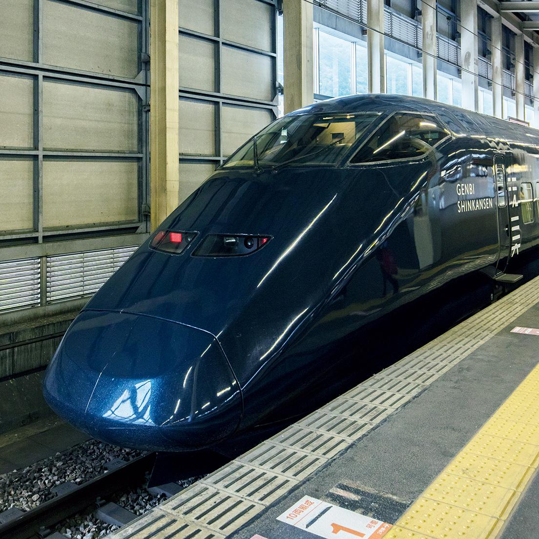 「旅するアートカフェ新幹線」として生まれ変わったE3系。